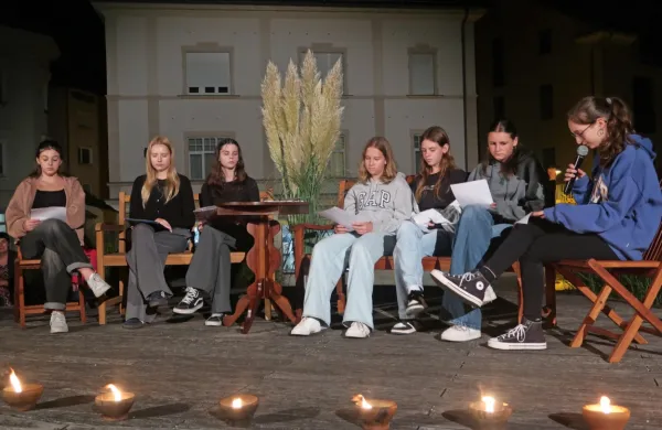 V noči branja skupine Ris, uvodu v nacionalni mesec branja, so  z 
globokimi mislimi, v večinoma proznih delih, presenetile osnovnošolke in gimnazijke. 