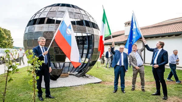 Povezovalna krogla, instalacija  So(g)no Marca Nerea Rotellija  v akciji dveh vinarjev, ki sta 
povezala obmejni prostor. Z leve so italijanski veleposlanik v Sloveniji Giuseppe Cavagna, 
slovenski veleposlanik v Rimu Matjaž Longar ter vinarja Matjaž Četrtič in Robert Prinčič.  