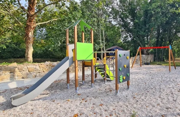 V Ospu so uredili novo otroško igrišče s hiško s plezali in dvojno 
gugalnico ter košarkarskim košem.