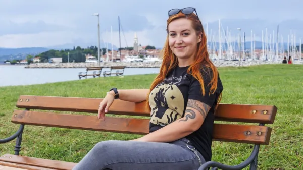 Za Izolanko Iride Tomažič bi lahko rekli, da je  ženska različica 
Indiane Jonesa - oborožena ne z bičem, temveč z mikroskopom in  
laboratorijskimi analizami.