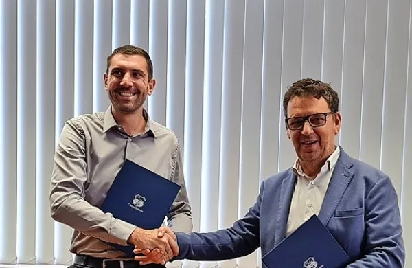 Tolminski župan Alen Červ in predsednik uprave družbe Elektro 
Primorska Uroš Blažič sta podpisala pogodbo za celovito prenovo 
javne razsvetljave v občini.