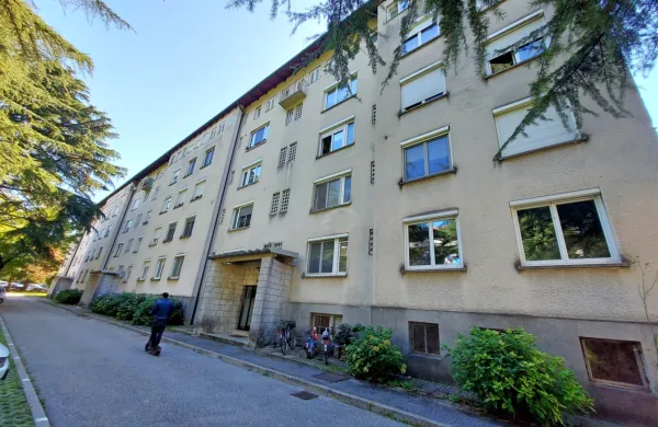 Občina bo na javno dražbo   poslala trisobno stanovanje v pritličju 
večstanovanjske stavbe na Kidričevi ulici 34/c Novi Gorici. 