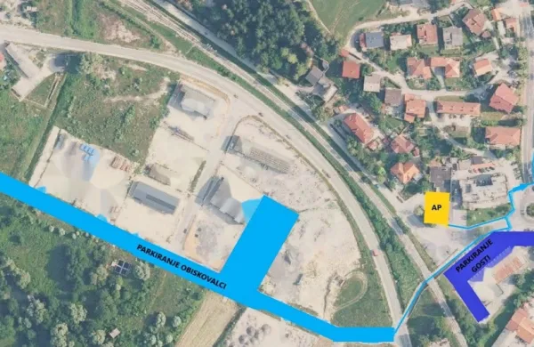 Prikaz parkirnih prostorov in poti do vhodov na prizorišče 