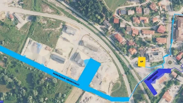 Prikaz parkirnih prostorov in poti do vhodov na prizorišče 