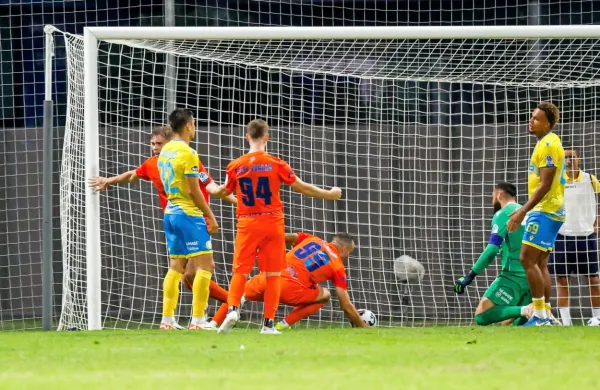 Izenačenje v 94. minuti - skrajno levo se delno vidi strelec 
Artemijus Tutyškinas. 