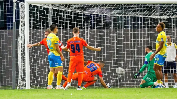 Izenačenje v 94. minuti - skrajno levo se delno vidi strelec 
Artemijus Tutyškinas. 