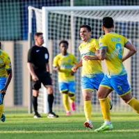 Koprčani so se veselili visokega vodstva, drugi z desne je prvi 
strelec Veljko Mijailović.