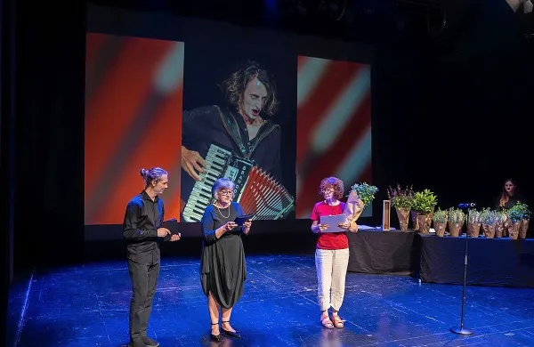 Nagrado, ki jo je prejel Matija Solce,   je prevzela Maja Bavdaž 
Gross.