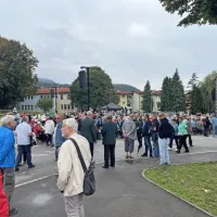 Pred začetkom prireditve se je že zbrala množica ljudi.