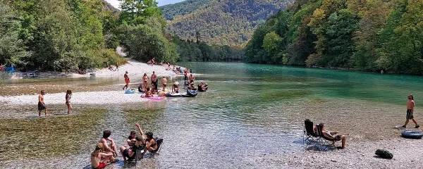 Soča ohladi poleti, a tudi v drugih letnih časih se pogumni podajo vanjo za osvežitev. 