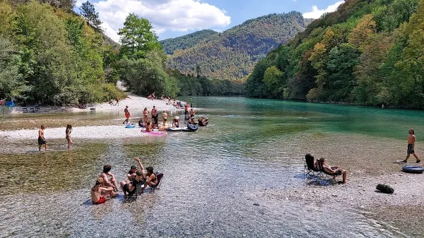 Soča ohladi poleti, a tudi v drugih letnih časih se pogumni podajo vanjo za osvežitev. 