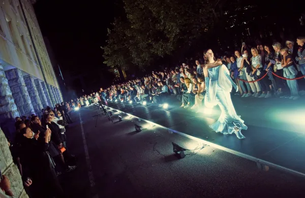 Modna pista pred novogoriško mestno hišo.