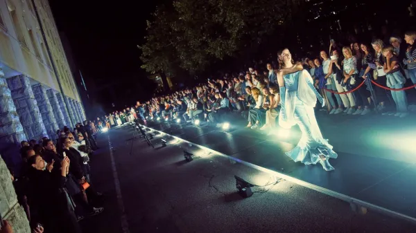 Modna pista pred novogoriško mestno hišo.