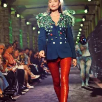 Zala Djurić v obleki iz pločevink.