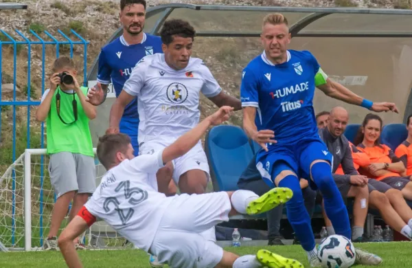 Keenan Carole (v ospredju) je prvi zatresel dekansko mrežo, desno 
domači kapetan Tadej Zonta.