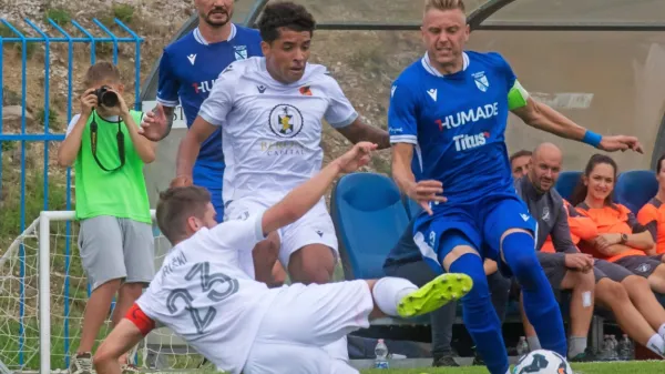 Keenan Carole (v ospredju) je prvi zatresel dekansko mrežo, desno 
domači kapetan Tadej Zonta.