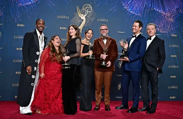 Osrednja igralska ekipa The Studia po 77. podelitvi televizijskih 
oskarjev, emmyjev