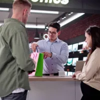 Garancija je obveznost podjetja, da brezplačno odpravi napako, 
izdelek zamenja ali vrne kupnino.