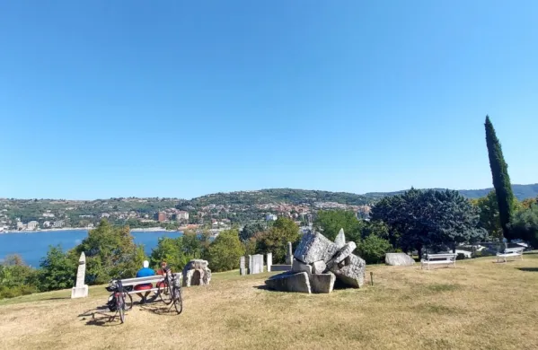 V Parku skulptur Seča pri Portorožu bo  do 11. oktobra potekal 
mednarodni kiparski simpozij Forma viva 2025.