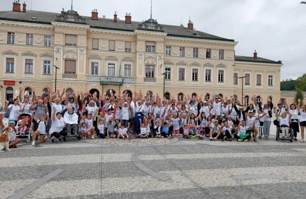 Tradicionalnega čezmejnega pohoda solidarnosti, ki opozarja na 
težave oseb s posebnimi potrebami,  se je včeraj udeležila dobra 
stotnija pohodnikov. 
