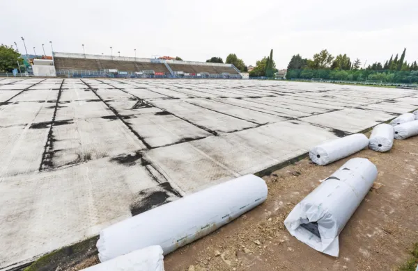 Izgled glavnega nogometnega igrišča brez umetne travnate podlage. Igralci izolske nogometnega kluba bodo novo travnato 
podlago lahko preizkusili predvidoma oktobra.