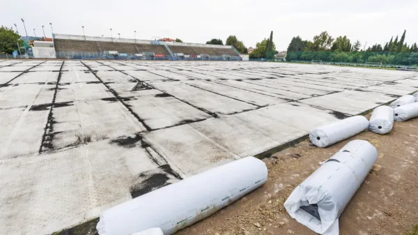 Izgled glavnega nogometnega igrišča brez umetne travnate podlage. Igralci izolske nogometnega kluba bodo novo travnato 
podlago lahko preizkusili predvidoma oktobra.