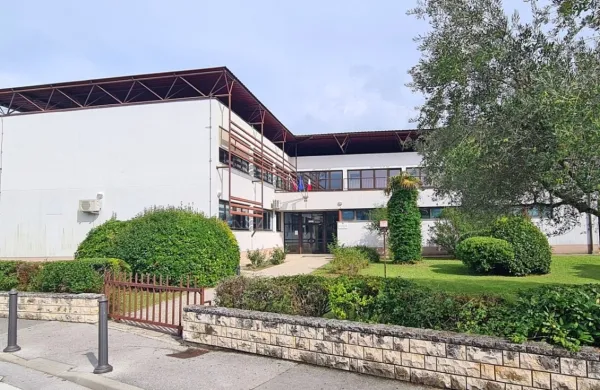 Ob izolski srednji šoli Pietro Coppo bodo zgradili prizidek za 
telovadnico, ki jo bodo uporabljali tudi dijaki Srednje šole Izola in 
lokalna skupnost.