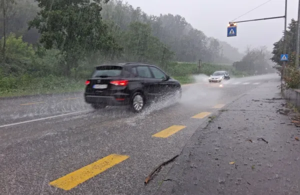 Cesta v Bazari zaradi poplav neprevozna (FOTO, VIDEO)