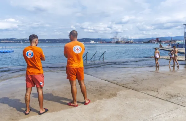 Delo reševalcev iz vode je zaradi resnosti vsakega dogodka in 
številnih kopalcev lahko deležno pohval ali kritik.