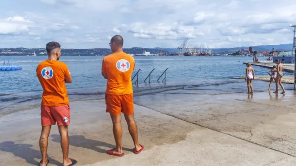 Delo reševalcev iz vode je zaradi resnosti vsakega dogodka in 
številnih kopalcev lahko deležno pohval ali kritik.