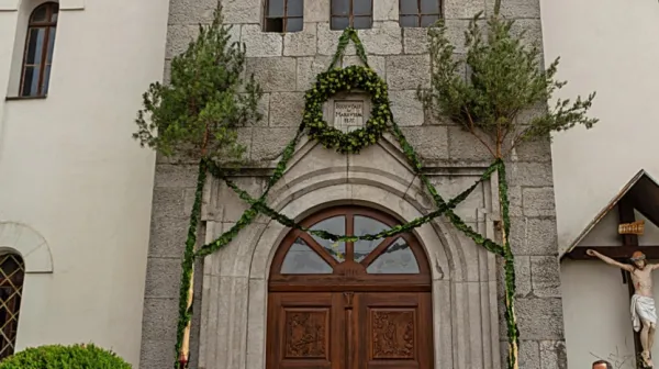 Častitljivo obletnico - 150. obletnico postavitve “ješevskega” 
turna - bosta danes počastili beseda in pesem.