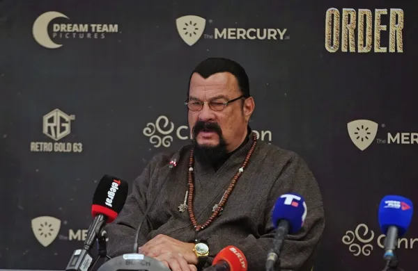 Streven Seagal na novinarski konferenci v Srbiji