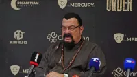 Streven Seagal na novinarski konferenci v Srbiji