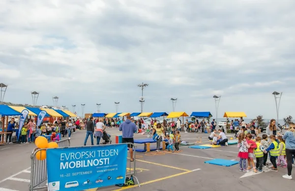 Tako je lani na Ukmarjevem trgu potekalo dogajanje ob Evropskem tednu mobilnosti.  