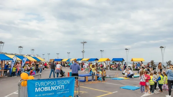 Tako je lani na Ukmarjevem trgu potekalo dogajanje ob Evropskem tednu mobilnosti.  