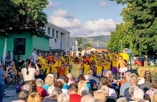 Učenci prvih treh razredov med nastopom na otvoritveni slovesnosti