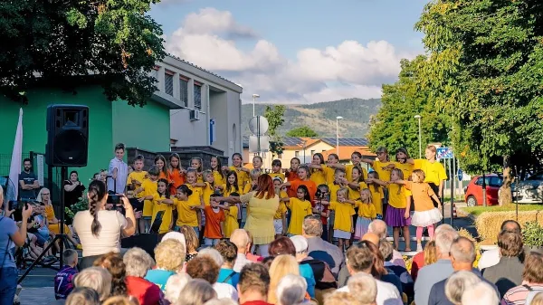 Učenci prvih treh razredov med nastopom na otvoritveni slovesnosti