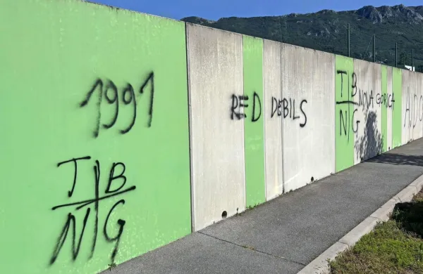 Danes ponoči so bili v Ajdovščini na delu še neznani vandali, ki so 
pred nogometno tekmo med domačim in novogoriškim moštvom 
pomazali zid mestnega stadiona, avtobusno postajo, prometne 
znake  ..