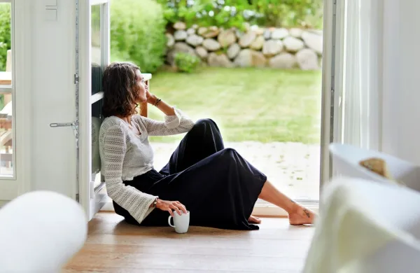 Dom kot prostor dobrega počutja: svetloba, barve in naravni materiali