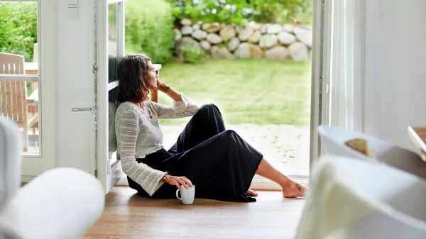 Dom kot prostor dobrega počutja: svetloba, barve in naravni materiali