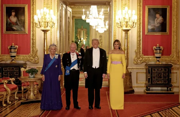 Britanski kraljevi par je v čast Donaldu in Melanii Trump priredil 
slovesno večerjo.  