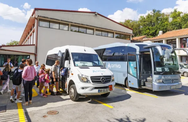 Če bi bil avtobus zaseden, bi morali šolarji počakati na nadomestnega.