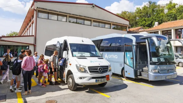 Če bi bil avtobus zaseden, bi morali šolarji počakati na nadomestnega.