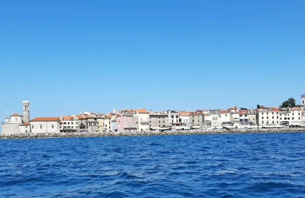 Morje ima okoli 25 stopinj Celzija.