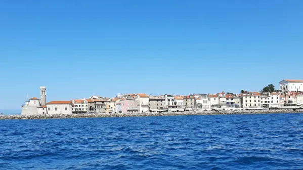 Morje ima okoli 25 stopinj Celzija.