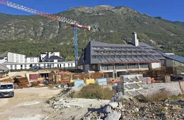 Pri hotelu Kanin nadaljujejo z zunanjimi širitvami, novembra bodo 
potrebovali ogrevanje za nemoten potek notranjih del.