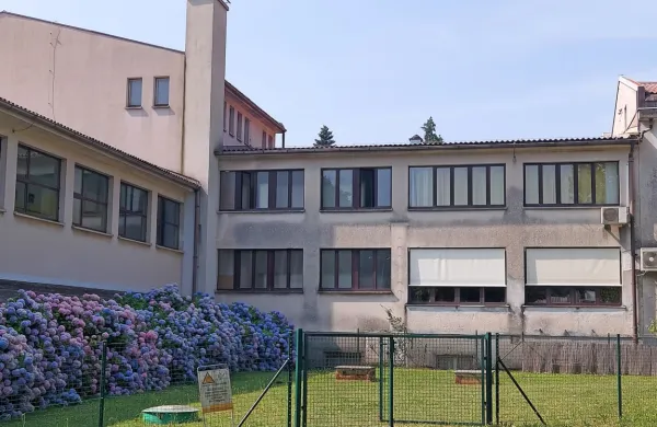 Danes, nekaj minut pred začetkom pouka so na gradbišču novega 
prizidka in v neposredni bližini OŠ Kanal odkrili bombo iz prve 
svetovne vojne.