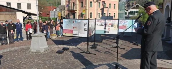 Vseslovensko slavje 80. obletnice Partizanskih smučin - Cerkno '45 
je organizatorje obogatilo z arhivom tega edinstvenega dogodka, 
tudi s klekljanim portretom Tita.