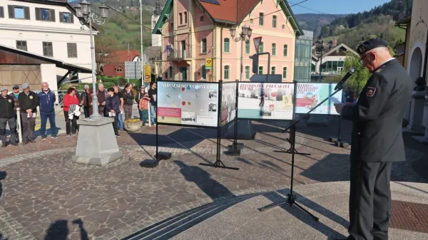 Vseslovensko slavje 80. obletnice Partizanskih smučin - Cerkno '45 
je organizatorje obogatilo z arhivom tega edinstvenega dogodka, 
tudi s klekljanim portretom Tita.