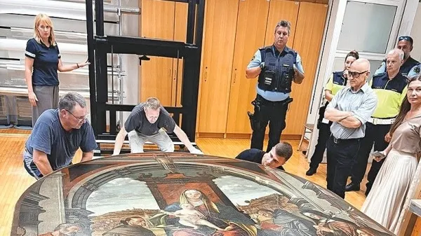 Carpaccievo sliko so v minoritskem samostanu nadvse skrbno 
pripravili za namestitev na zid.